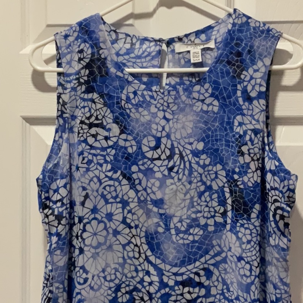 Pretty chiffon-like layered blues & white paisley pattern tunic sleeveless top